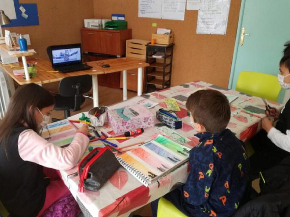 Centro de Formación Taracea niños viendo video