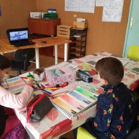 Centro de Formación Taracea niños viendo video