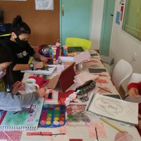 Centro de Formación Taracea niños rayando los cuadernos
