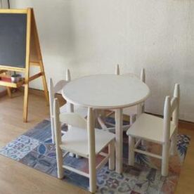 Centro de Formación Taracea sillas y mesa blanca