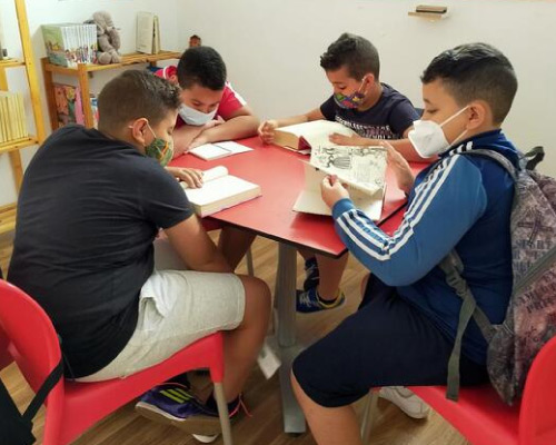 Centro de Formación Taracea niños aprendiendo