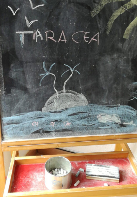 Centro de Formación Taracea tablero con tizas