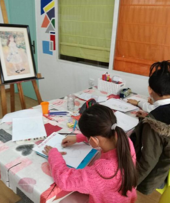 Centro de Formación Taracea niños dibujando